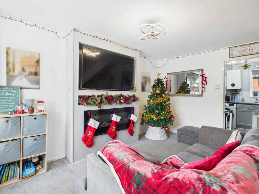 CAM03729G0-PR0186-STILL009