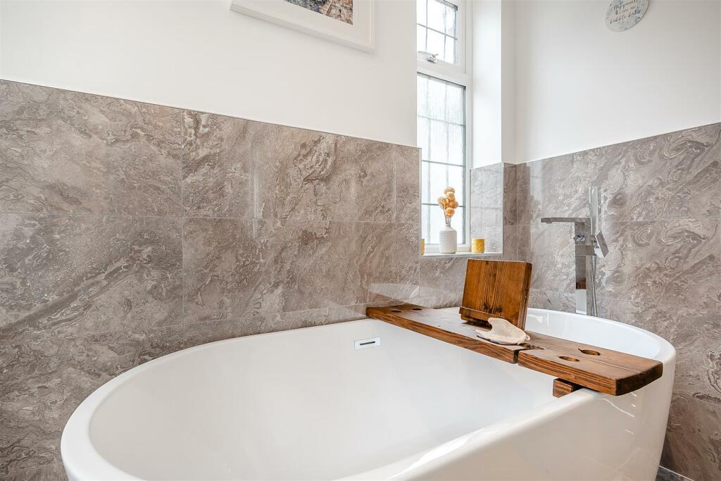 8586991-interior34.jpg