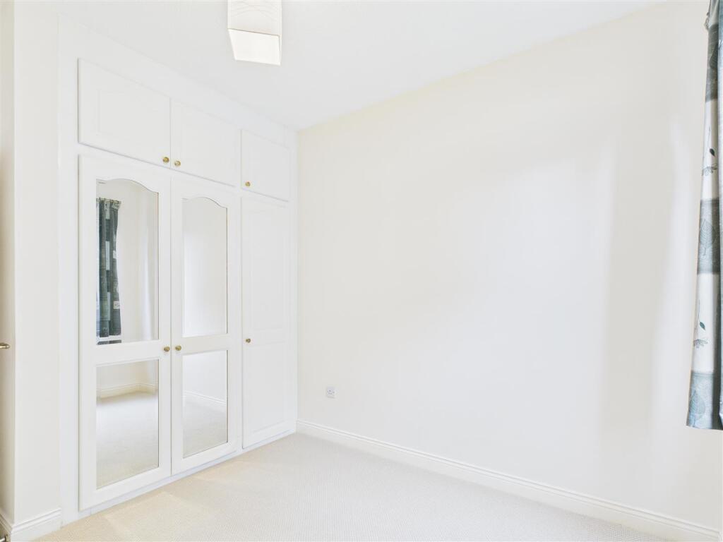 2-bed-apartment-eldorado-road (10).jpg