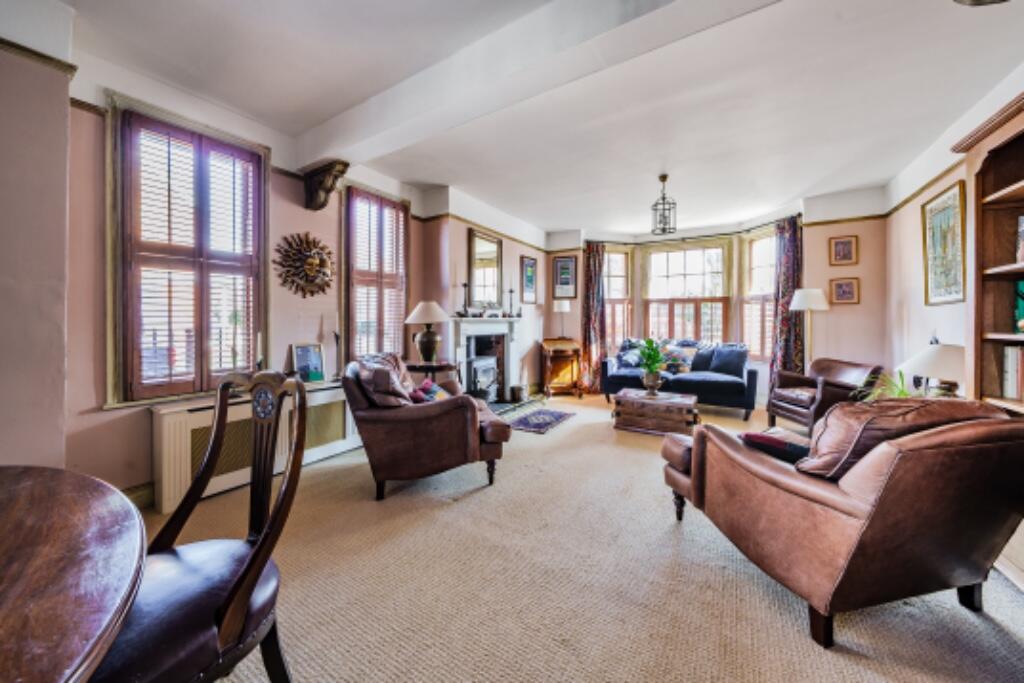 Lounge/Dining Room
