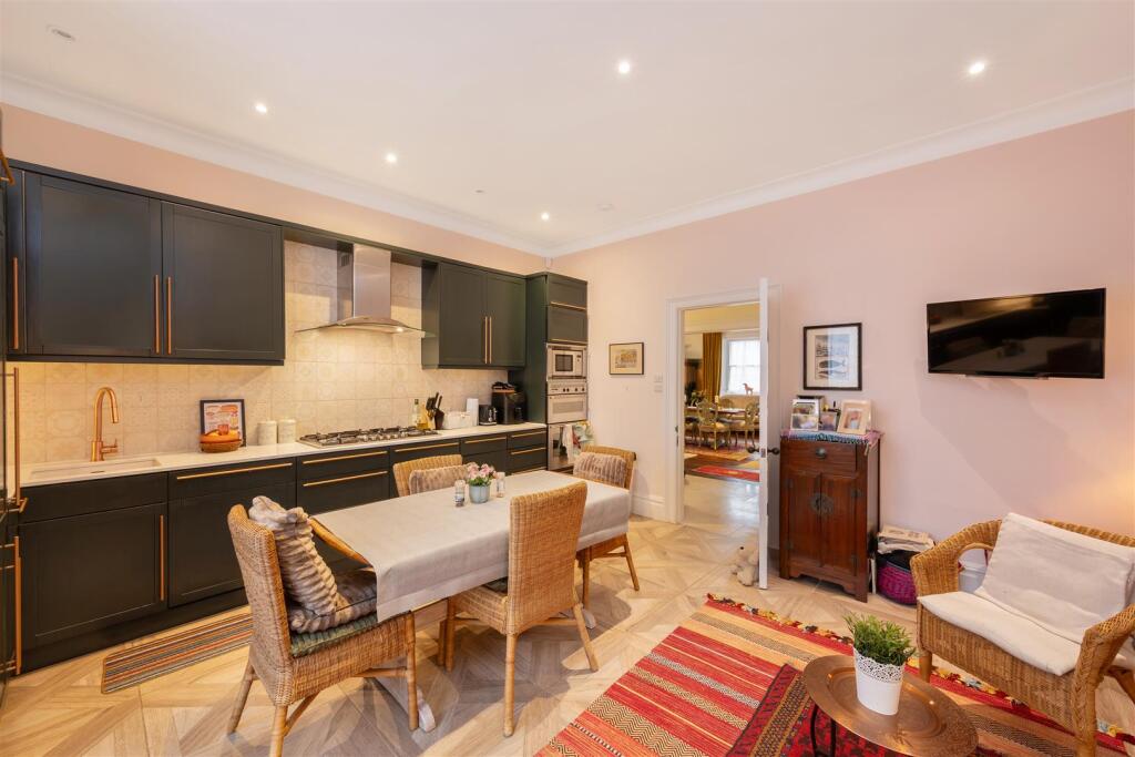 Flat 4, 54 Eaton Place Hi-14.jpg