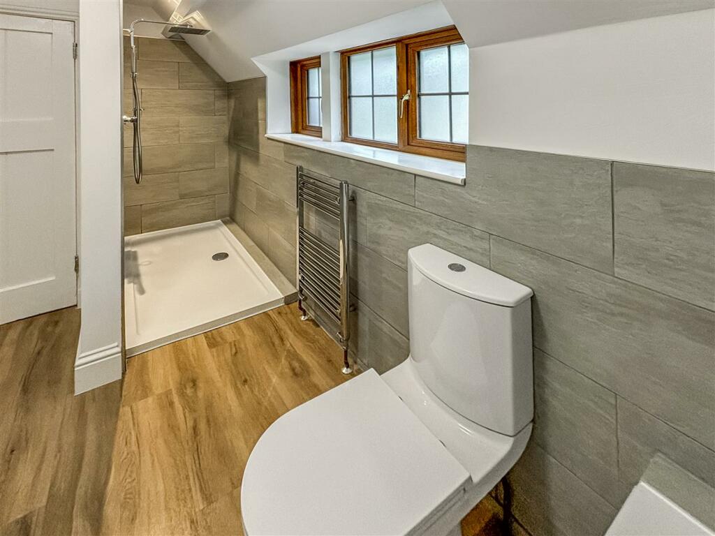 Bathroom 1_.jpg