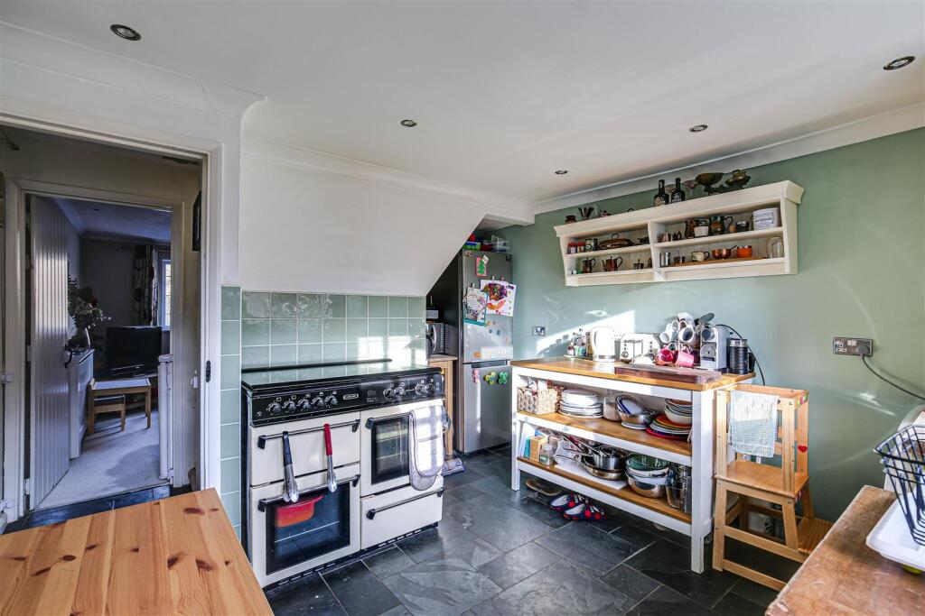 6 Kitchen.jpg
