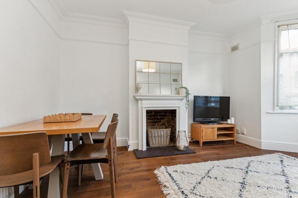 108a Palmerston Road, SW19 reception 2.jpg