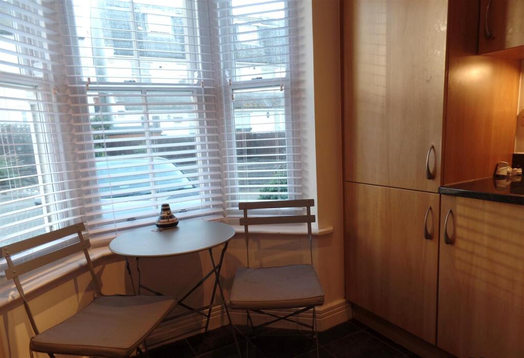 kitchen breakfast area.JPG