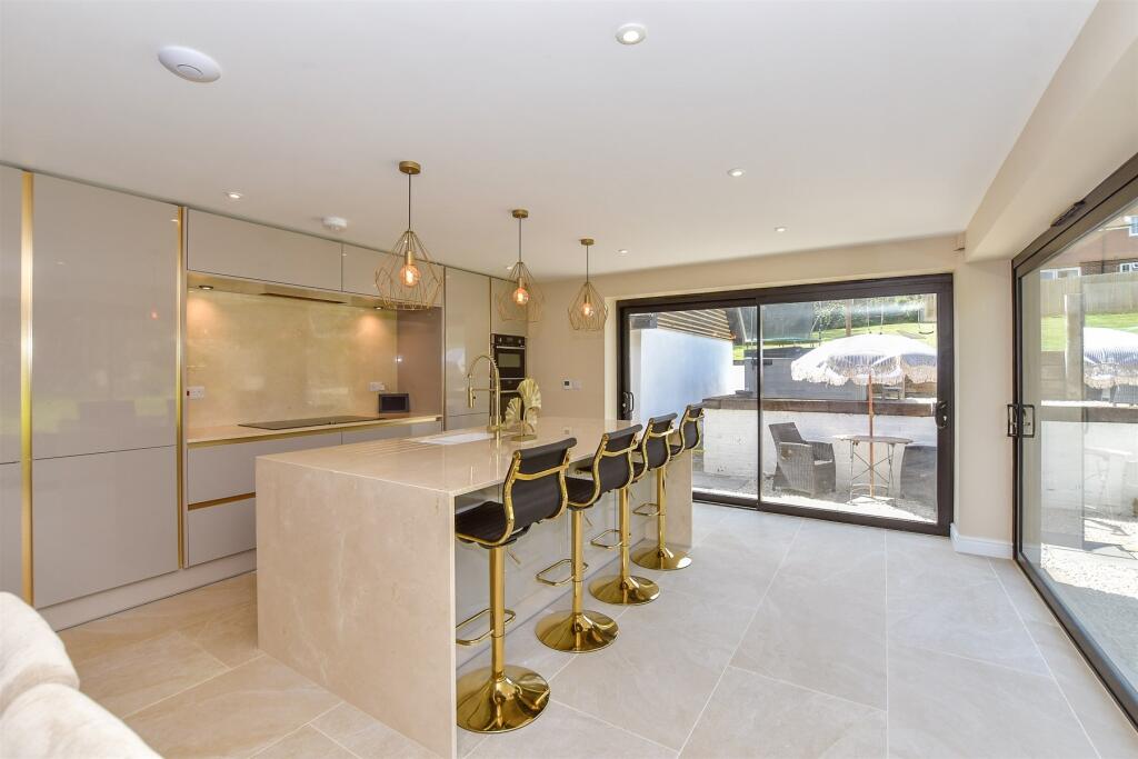 Kitchen/ Dining Area