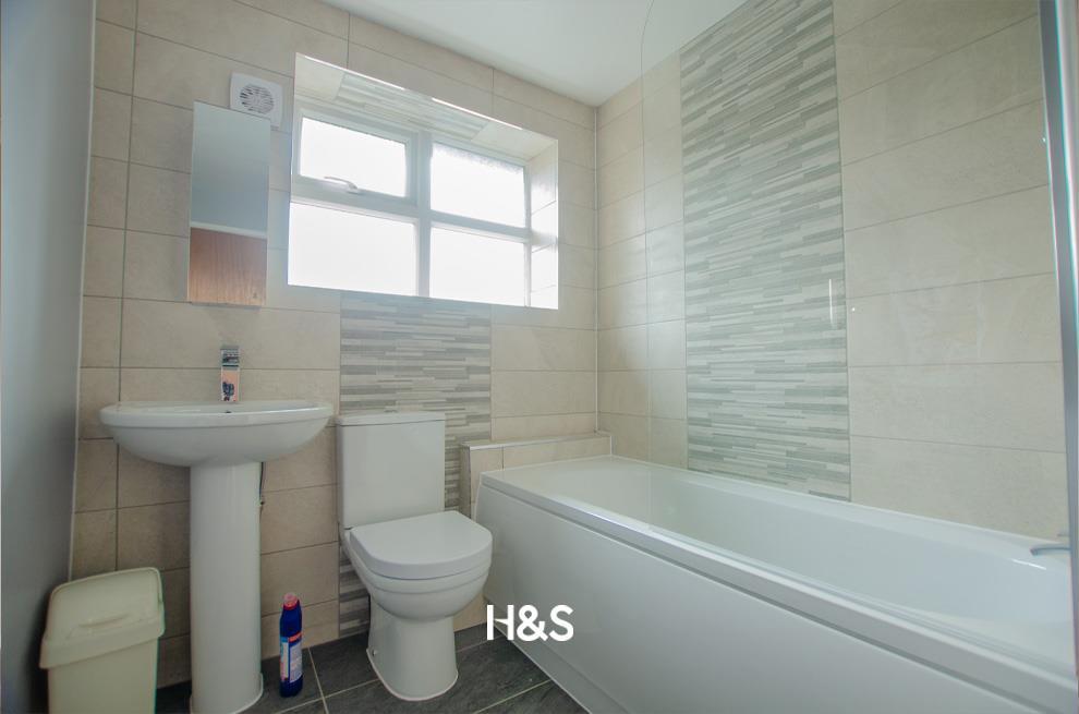 9 cryersoak close - bathroom.jpg