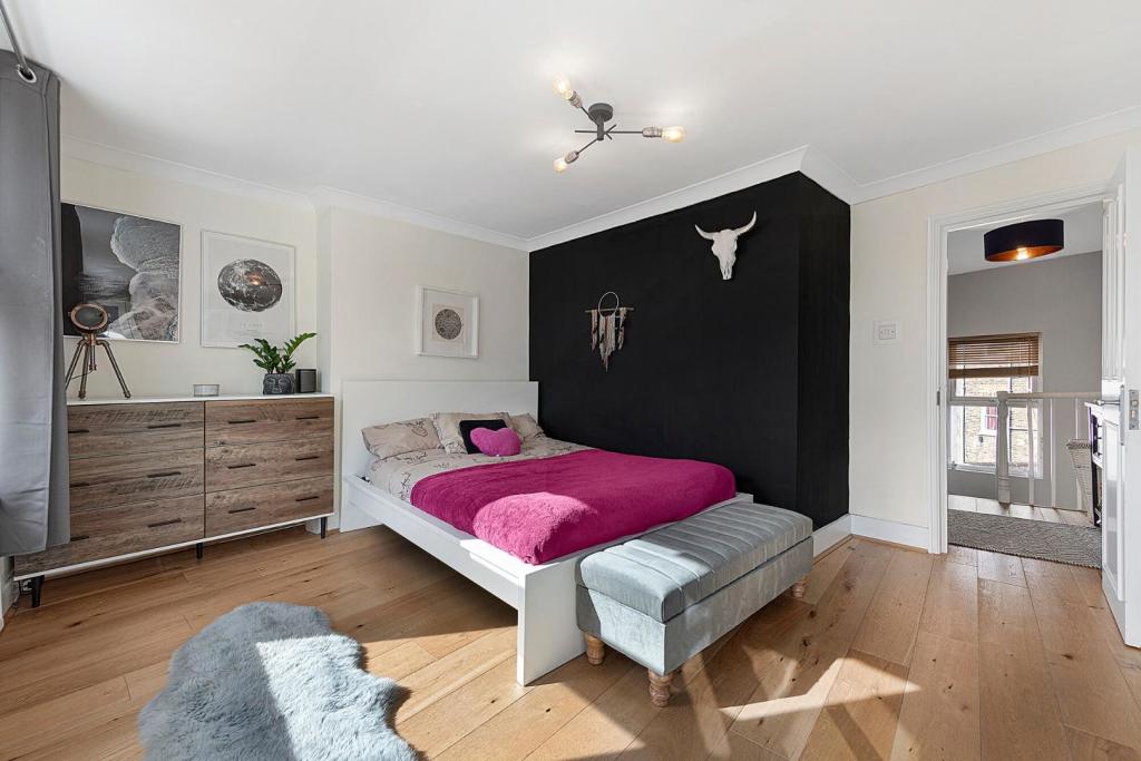 Bedroom One (2).jpg