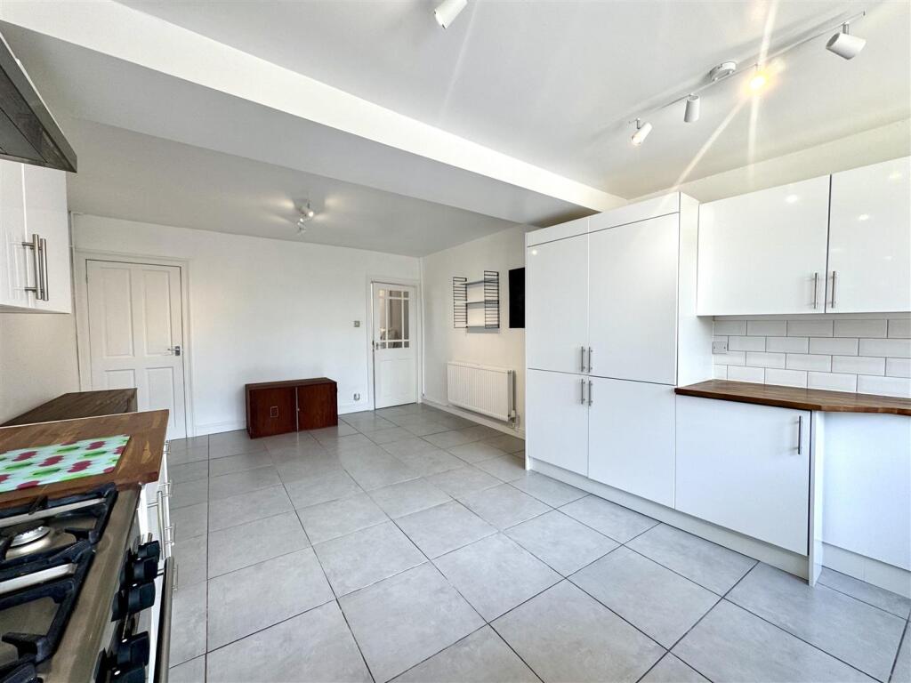 OPEN PLAN KITCHEN/DINING ROOM