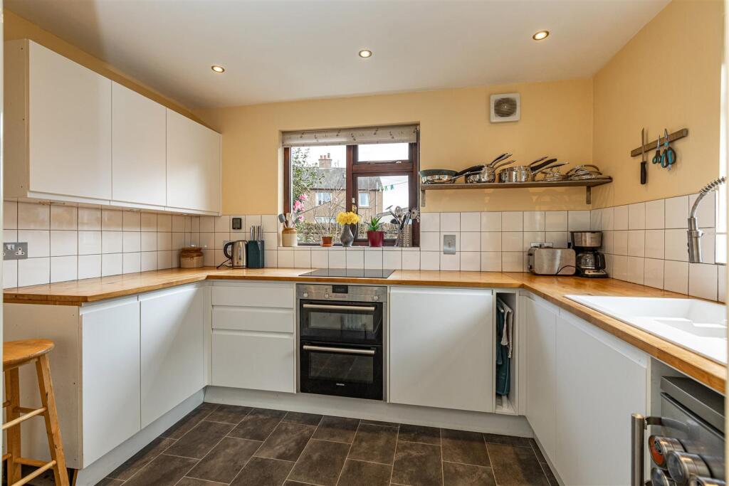 2 Alpine Crescent Thornhill 17.JPG