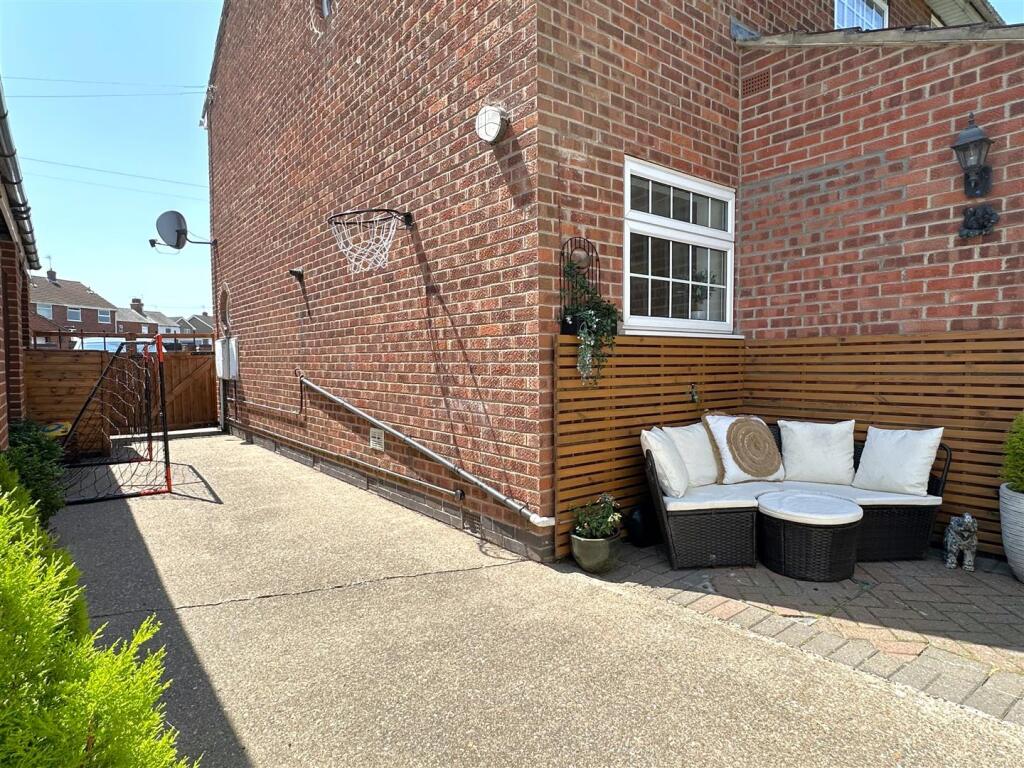 Extensive Gated Driveway 809