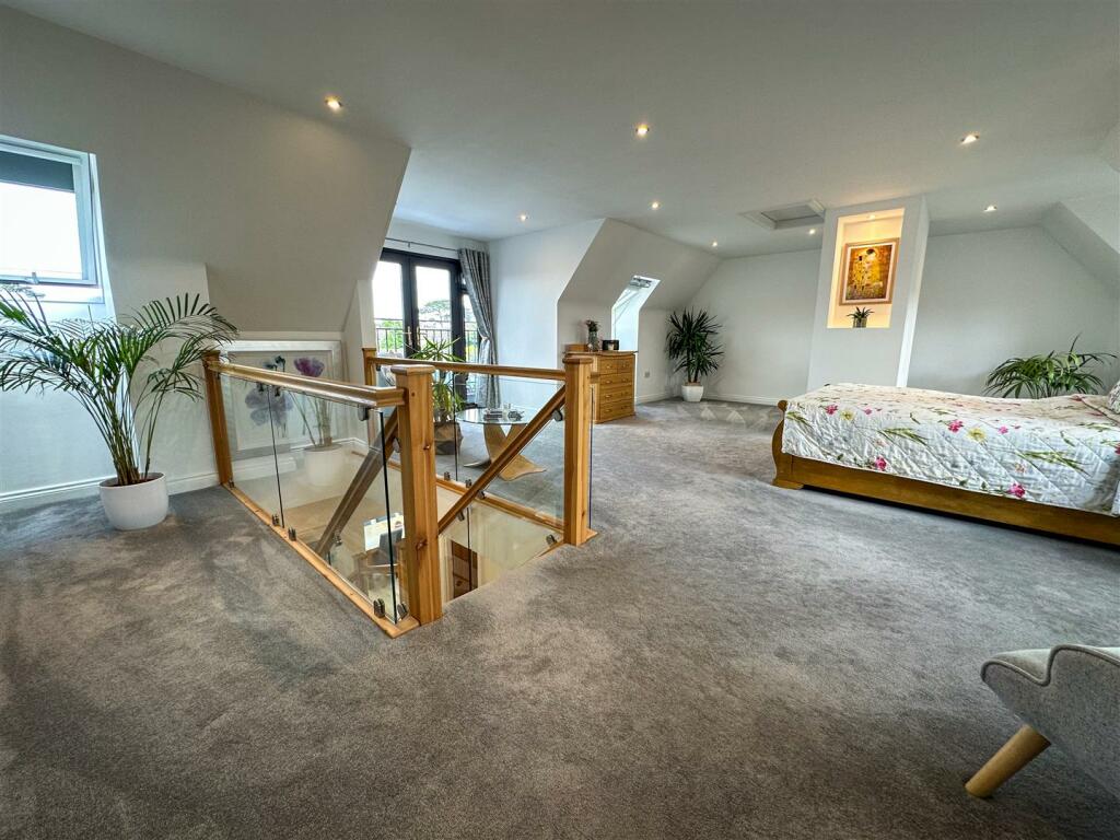 MASTER BEDROOM SUITE