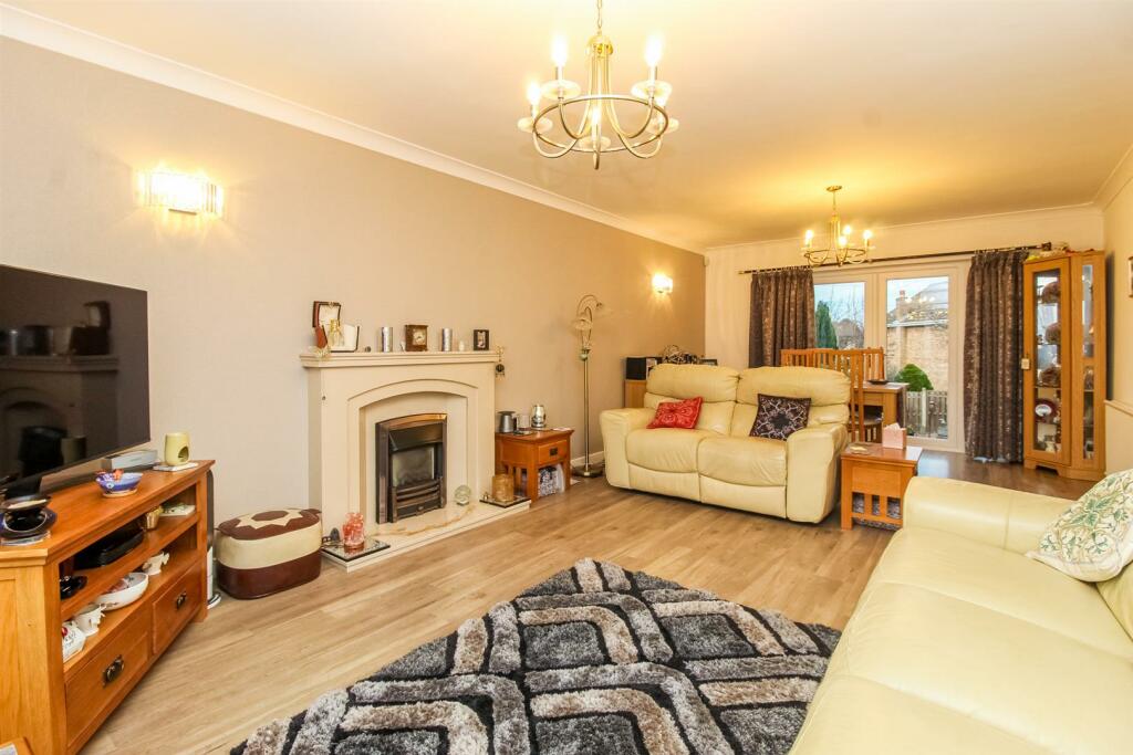 LOUNGE/DINING ROOM