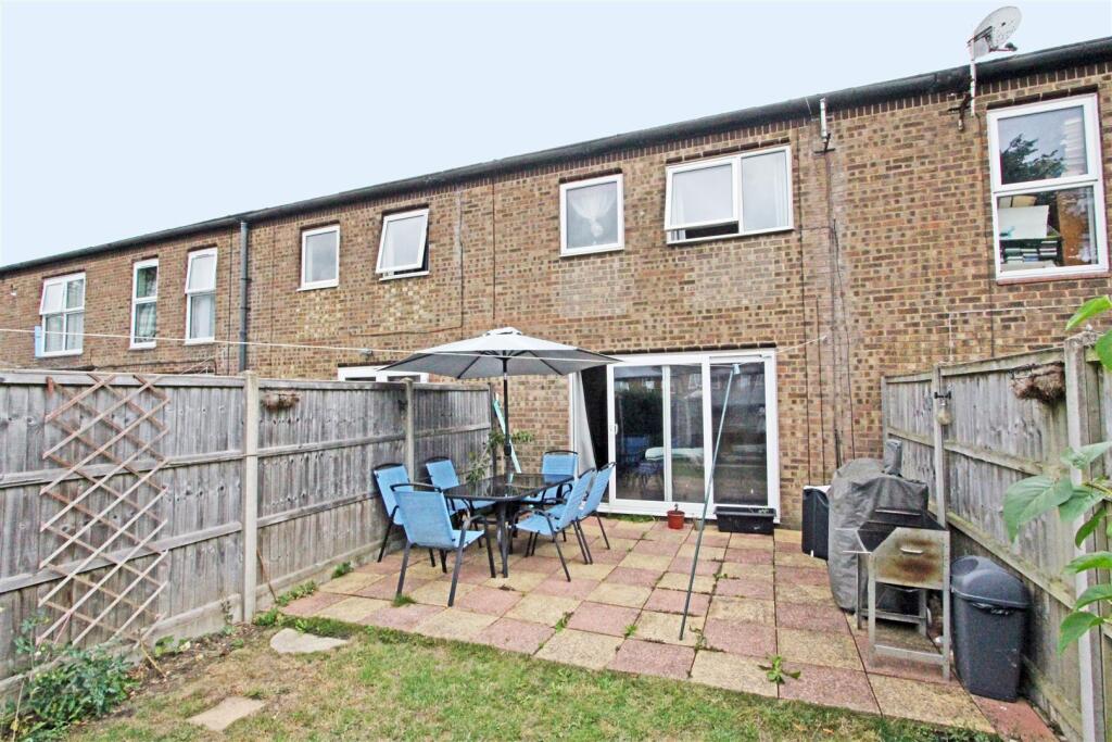 IMG_5916 patio rear.jpg