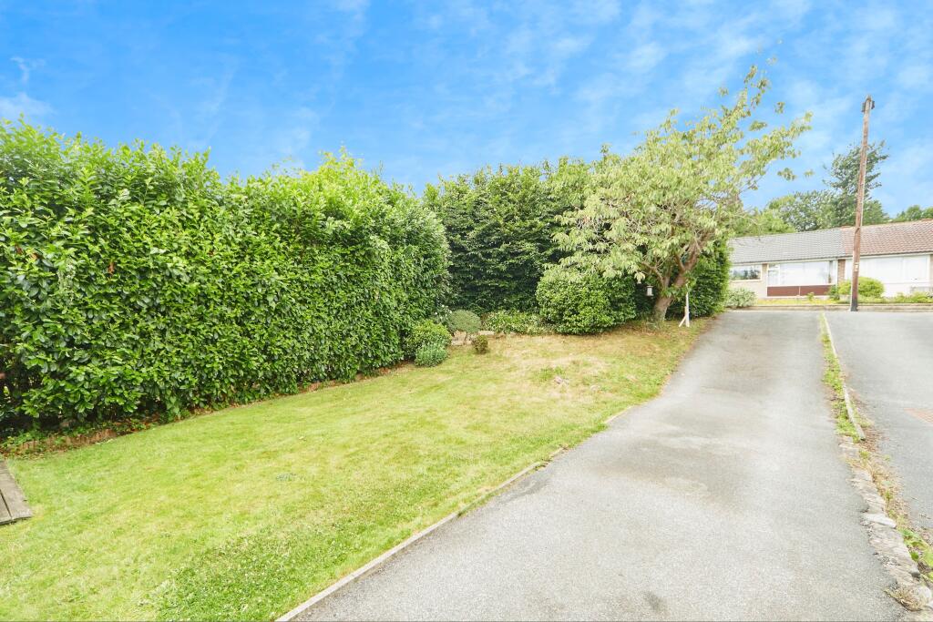 Front garden and driveway