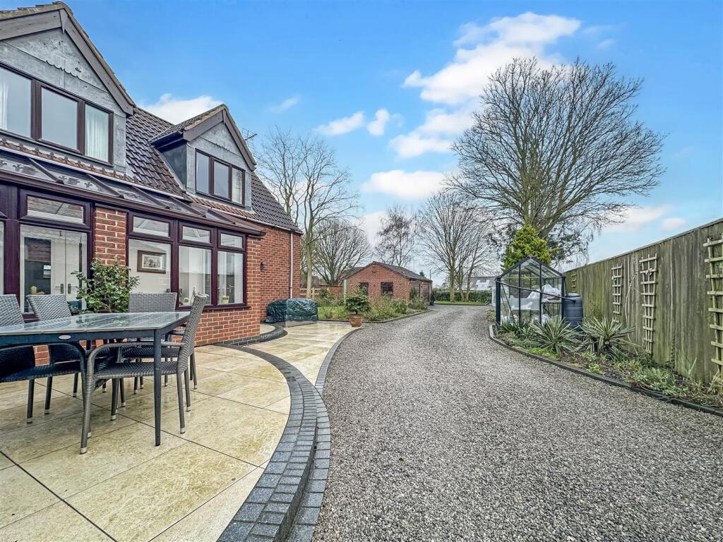 South Facing Garden 689
