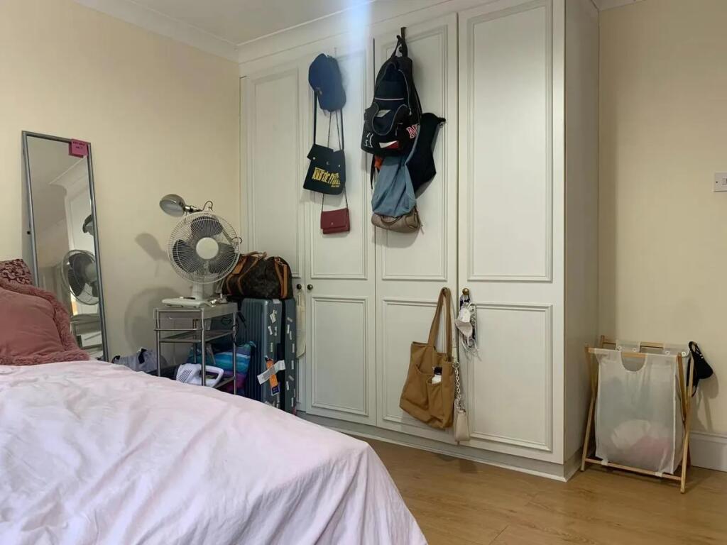 A cozy double bedroom featuring a comfortable b...