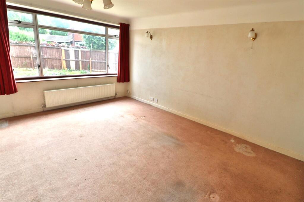 OPEN PLAN LOUNGE AND DINING ROOM