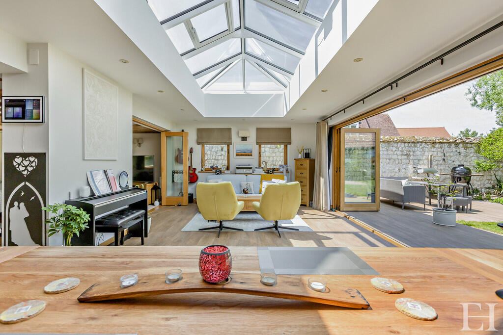 8652336-interiorW...