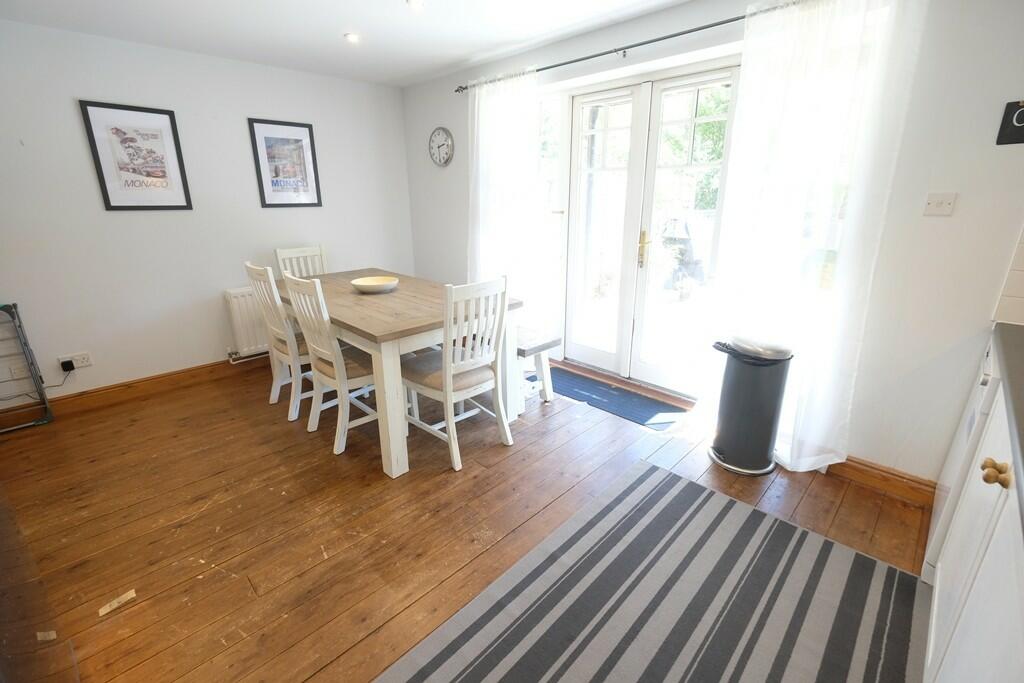 KITCHEN/DINING ROOM