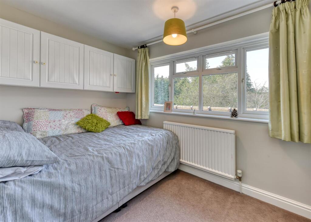 20 Suckling Green Lane-bed3.jpg