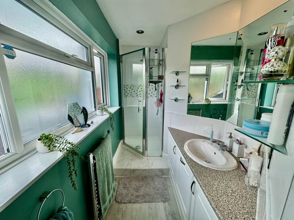 En-Suite to Master Suite