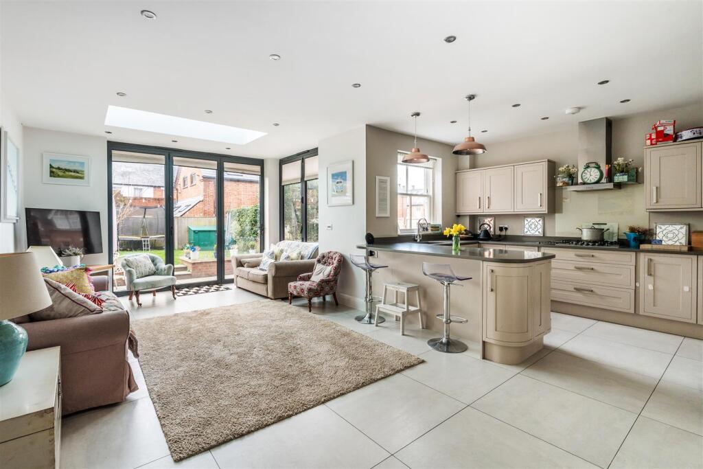 LONSDALE ROAD, DORKING, RH4