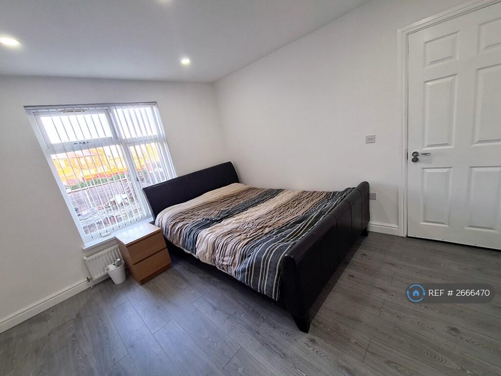 Bedroom 1 - Kingsize Bed