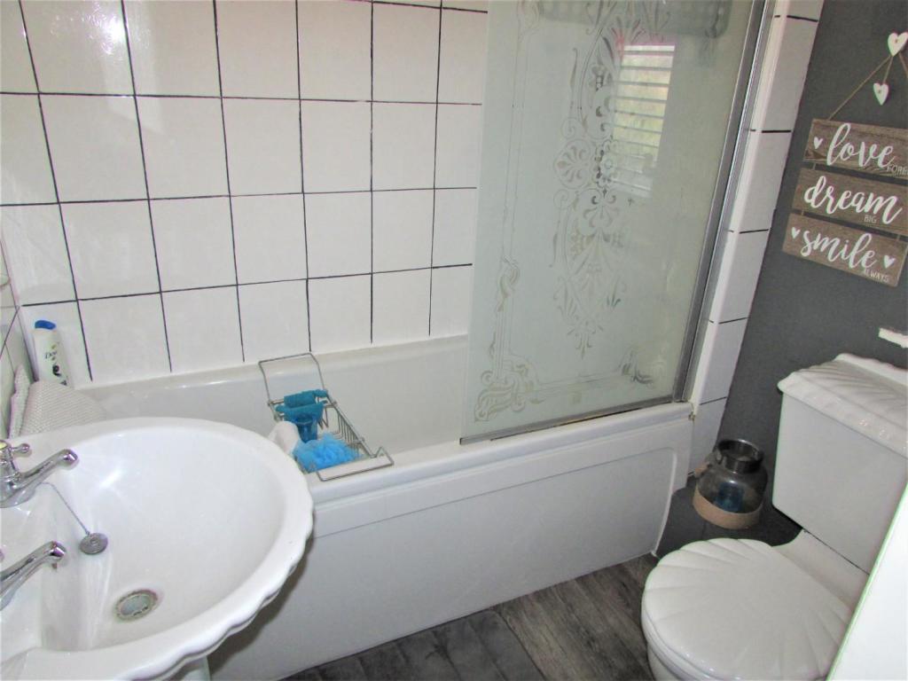 BoothHallRd42bath.JPG