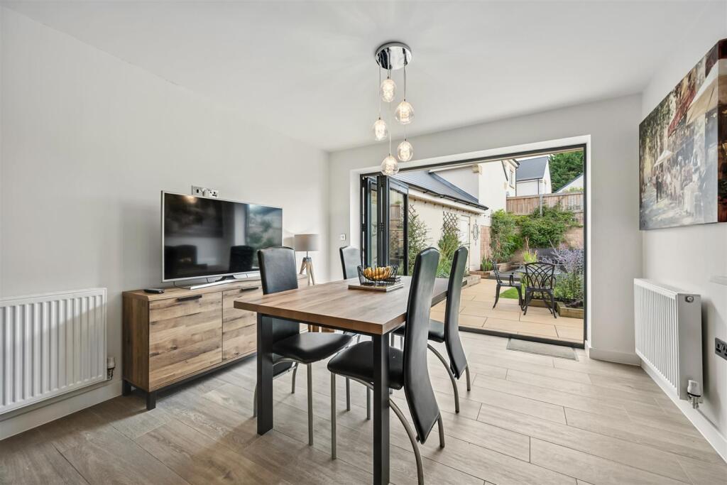 Dining Area to rear garden.jpg