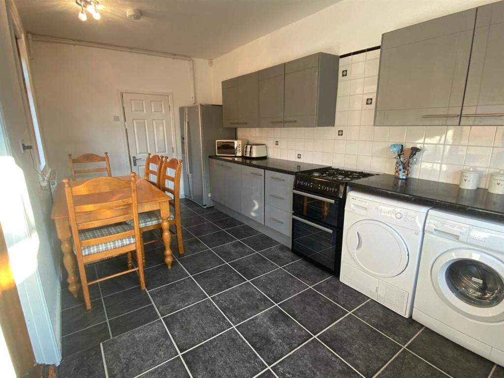 kitchen 1.jpg