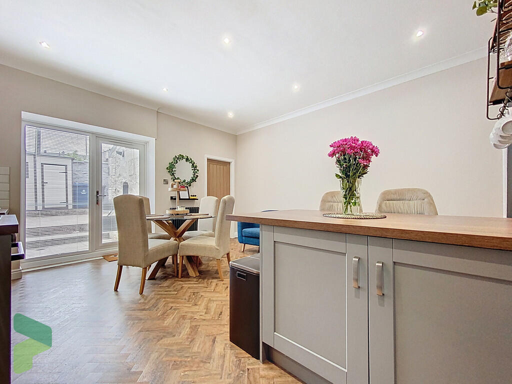 Fitted Breakfast ...