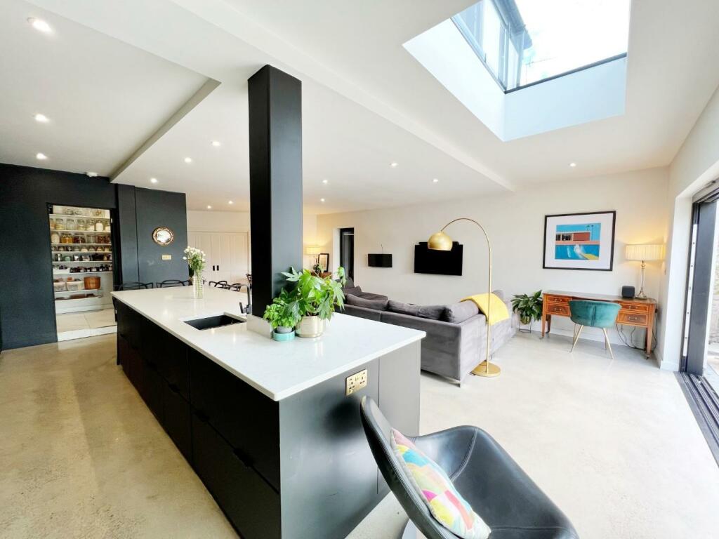 Main Room pic 12.jpg
