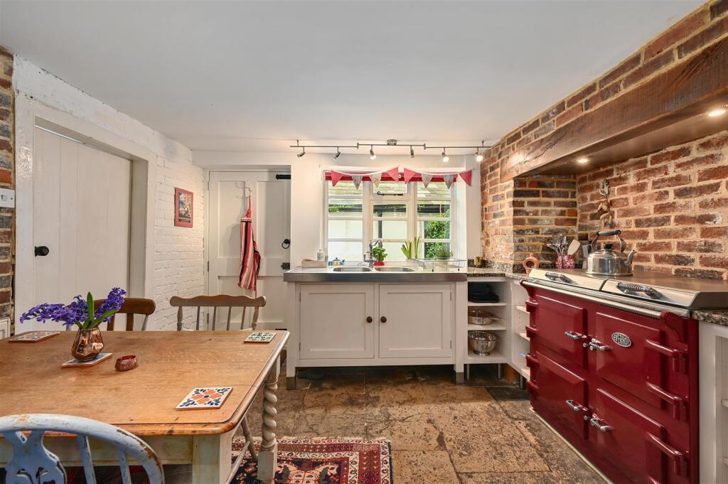 11 Hill Street TN34 (29).jpg