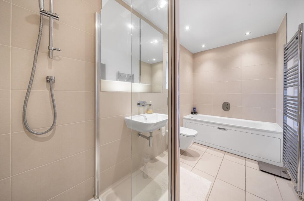 Main En-suite 