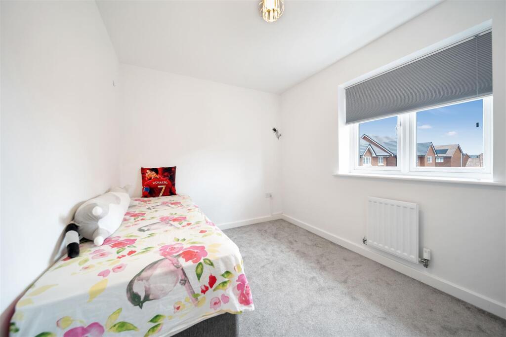 27 Thistledown Cresc-27.jpg