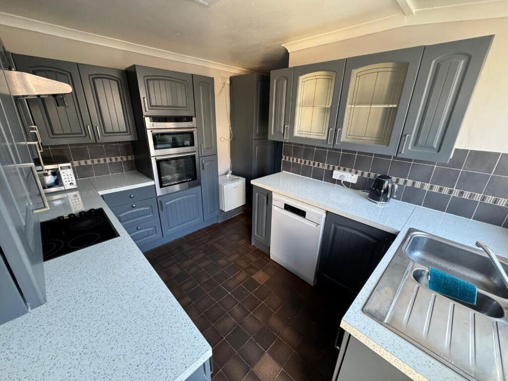 kitchen 2.jpg