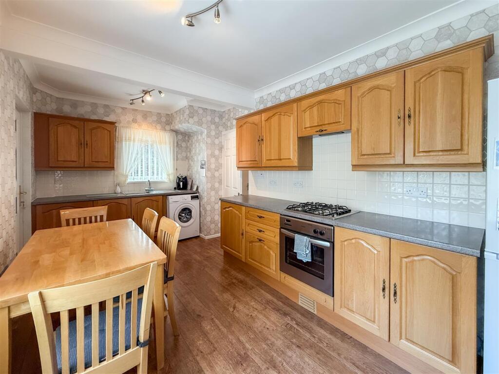 BREAKFASTING KITCHEN