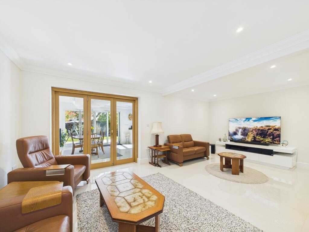 CAM02136G0-PR0375-STILL013