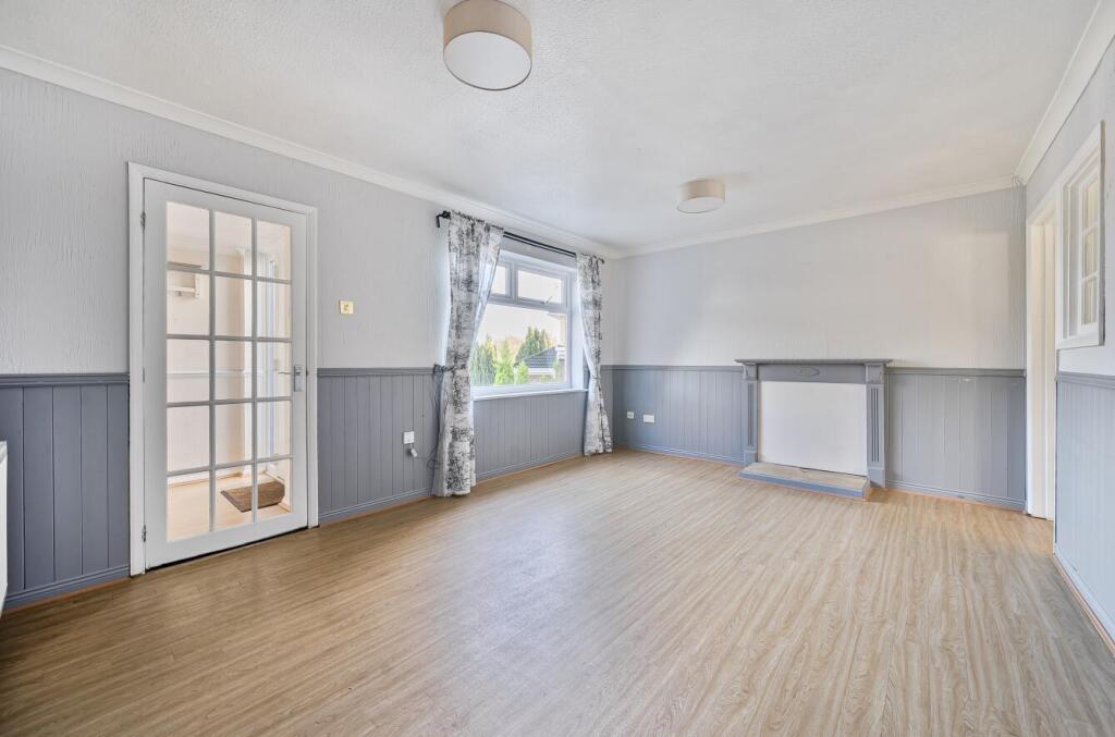 31 Harmans Way, Weedon