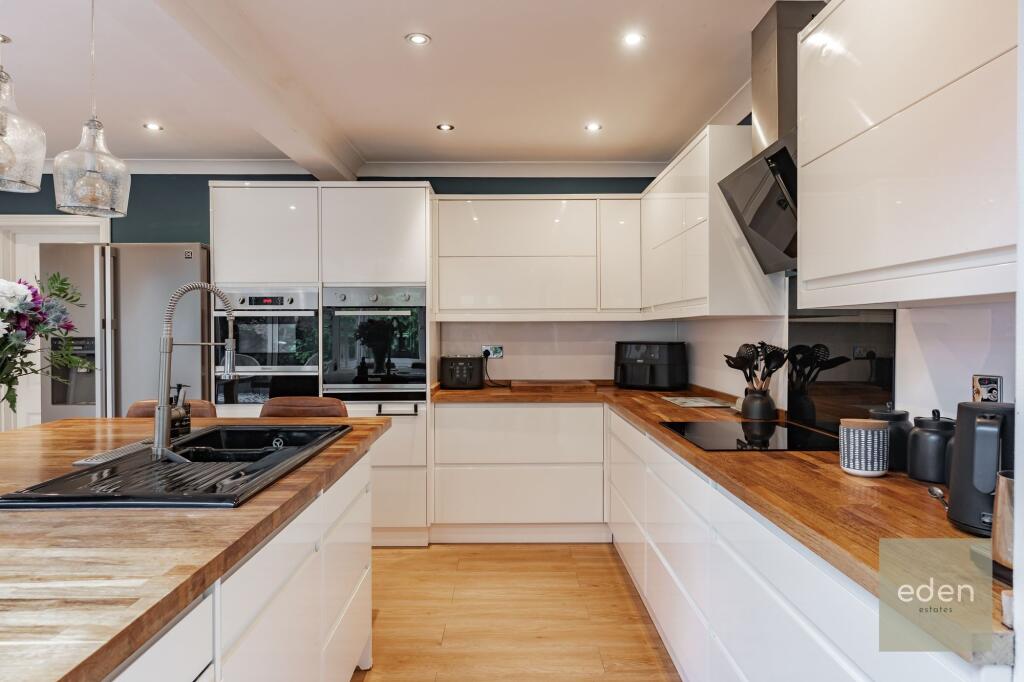 Kitchen / Breakfast Area