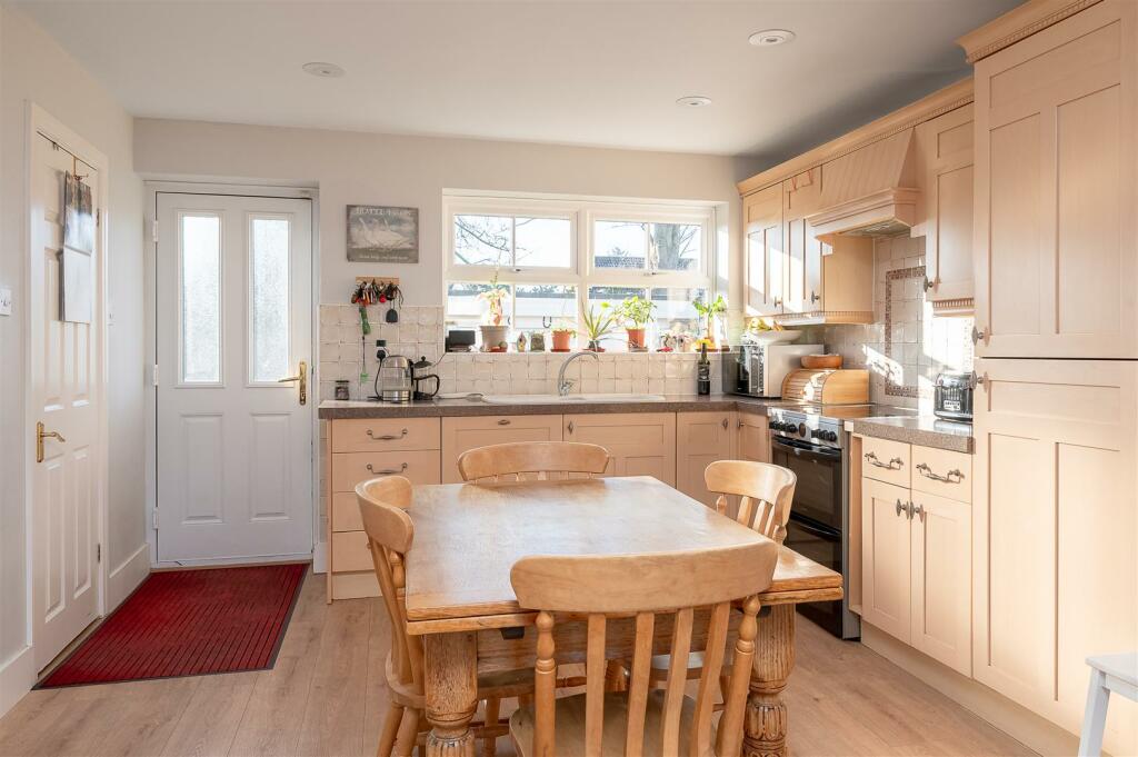 KITCHEN DINER