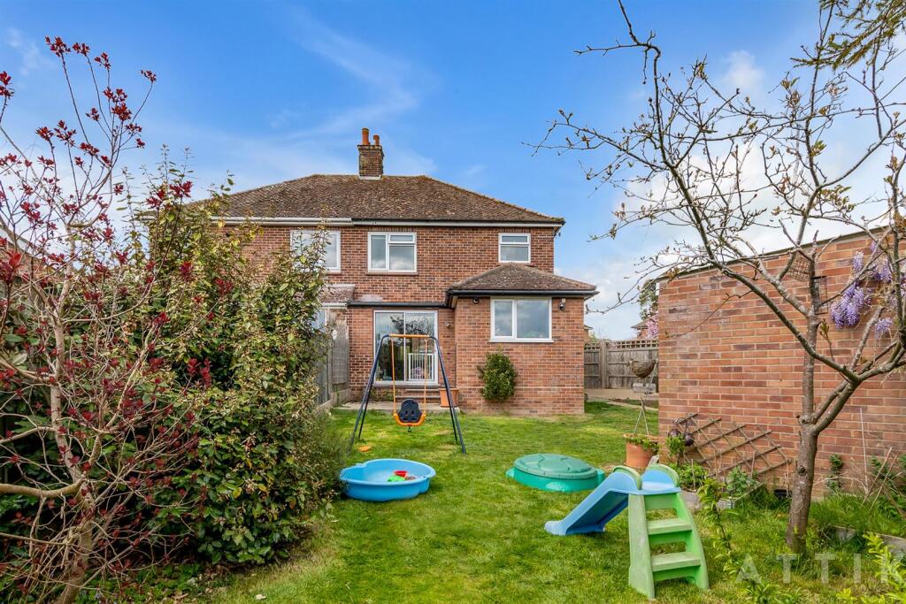 10 Queens Drive, Halesworth IP19 8DN (25).jpg