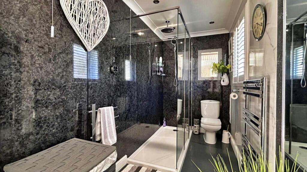 Master Ensuite 2.jpg