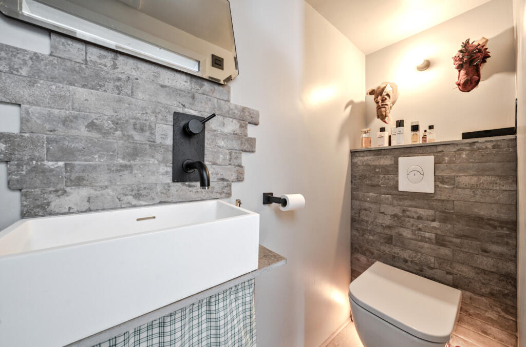 EN-SUITE GUEST BEDROOM
