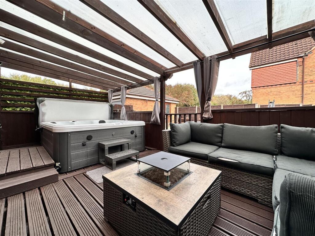 Outdoor Entertainment Area 561