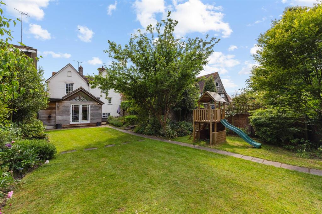 Garden to back of house