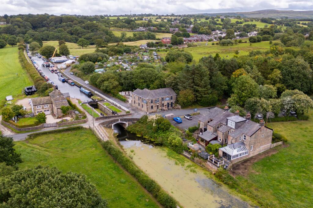 Aerial View - Surroundings