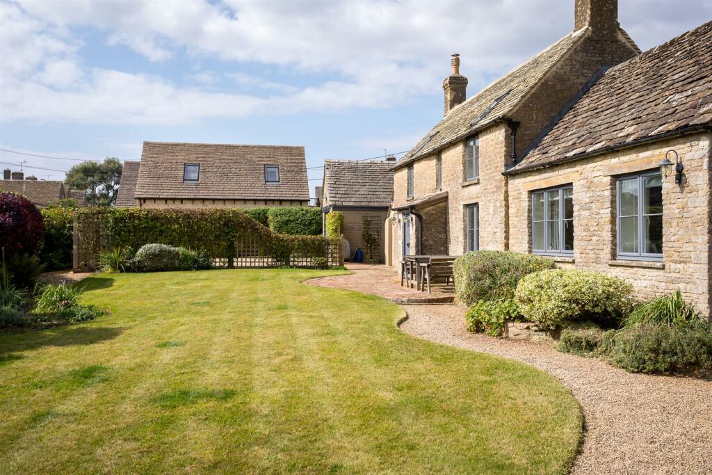 44 - 3 Itlay - GL7 7HZ - Web.jpg