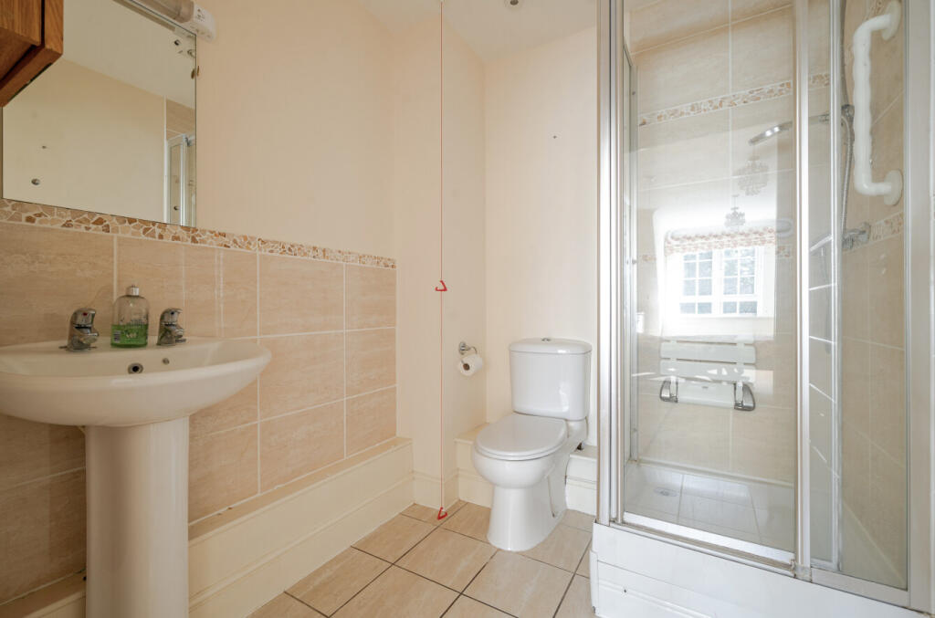 1358560-5-68da858...